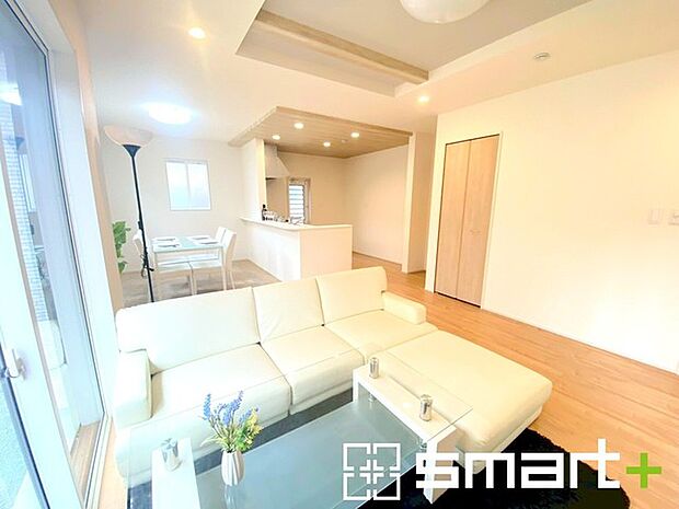 ～折り上げ天井のあるＬＤＫ～ ・一部天井を高くする折り上げ天井を配する事で縦への空間が生まれ、開放感のある広々とした仕様に。 ・ぜひ現地でその魅力をご体感くださいませ。 