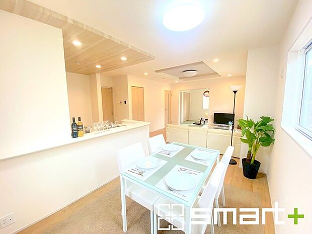 ~窓からはたっぷりの陽光~ ・穏やかな陽だまりに包まれる居心地の良いLDKは、ご家族が自然と集まる憩いのスペースに。 ・家事をしながらご家族との会話が楽しめる人気のカウンターキッチンも魅力。