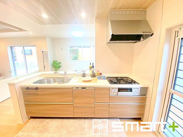 ～人気のカウンターキッチン～ ・キッチンには余計な柱が無いので、リビングが見渡せ開放感のある造りとなっております。 ・蛇口には浄水器が内蔵されるなど機能面でも優れたキッチンです。 