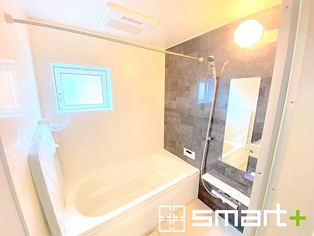 ~浴室乾燥機付きの浴室~ ・浴室には乾燥機が付いているので雨の日でも洗濯物を干すことが可能です。 ・水はけの良い床材など機能面も充実。マイクロバルなどオプションもご相談くださいませ。