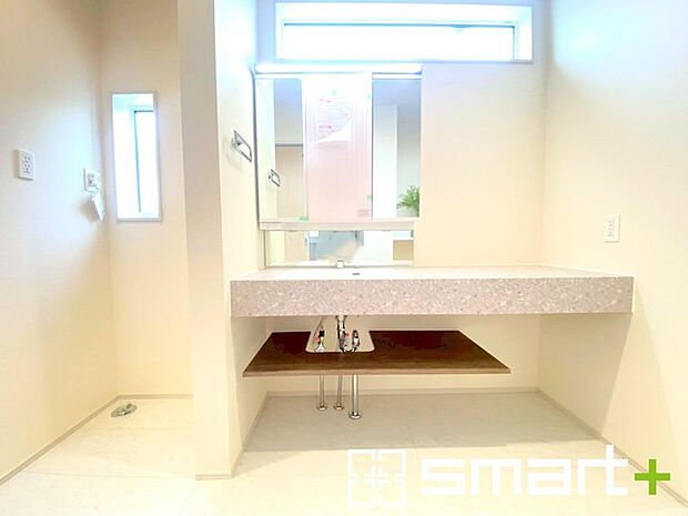 ～スタイリッシュな洗面化粧台～ ・洗面ボウルとカウンターが一体になっているので毎日のお手入れも楽々ですね。 ・洗面台の下にたっぷりの収納スペースがあり、洗剤などのストックもしまえます。