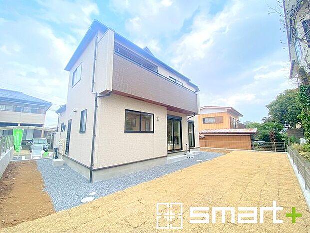 ～広々したお庭のある邸宅～ ・余裕の敷地には広いお庭もご用意。 ・ガーデニングや安らぎの空間として、倉庫を置いたりと様々な活用が可能です。 ・人工芝の敷設などもお気軽にご相談くださいませ。 