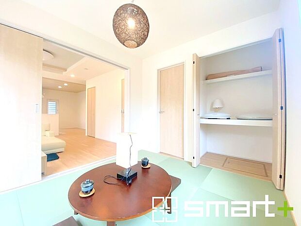 ~リビング横の和室~ ・リビング横には開放感をプラスしてくれる和室付。モダンな洋風タイプでオシャレ感アップ。 ・収納付きでお子様のプレイルームやお昼寝など、用途様々にお使いいただけます。