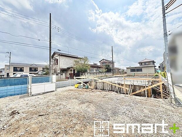 ~閑静な住宅街の立地~ ・周辺は閑静な住宅街となっておりますので、静かな暮らしをご実現いただけます。 ・前面道路の交通量も多くないので、小さなお子様がいるご家庭でもご安心ですね。