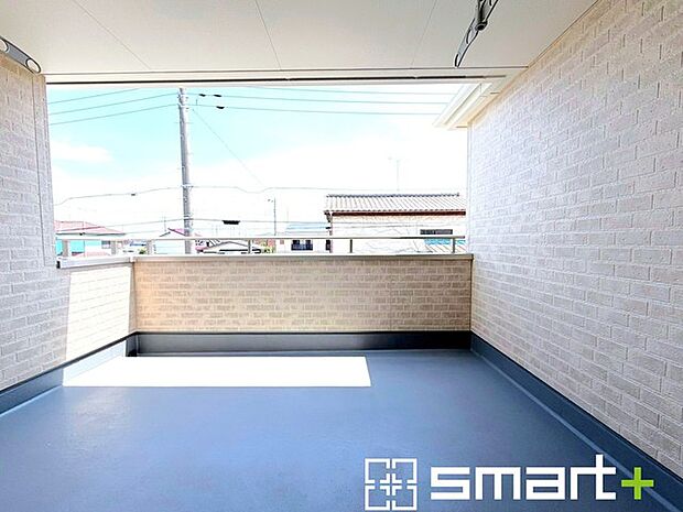 ~屋根付きのバルコニー~ ・バルコニーは屋根付きなので急な雨でも安心です。 ・奥行きもあるので洗濯物が干しやすいのも嬉しいポイントですね。