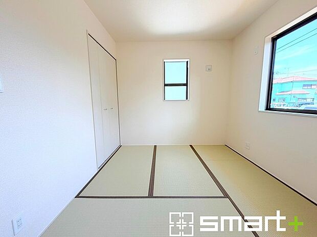 ~使い勝手の良い「和洋室」~ ・畳敷きに建具は洋風、というハイブリッド型の「和洋室」。和室と洋室の良い所を組み合わせたお部屋です。 ・やはり畳の香りは心が落ち着きますね。