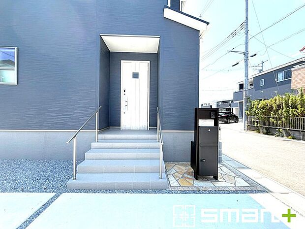 ~お住まいの顔「玄関」~ ・玄関ドアの上にはもちろん軒がございますので、雨の日でも濡れずに鍵の開閉が可能です。 ・鍵は防犯性に優れたディンプルキーを採用。