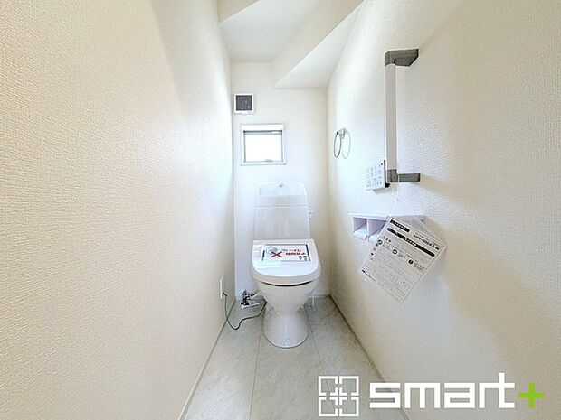 ~やはり便利なタンク式トイレ~ ・最近はタンクレストイレもございますが、タンク式の場合は停電時もお水を流すことが可能。 ・故障時なども比較的費用が安くなるなど、メリットが多くなります。