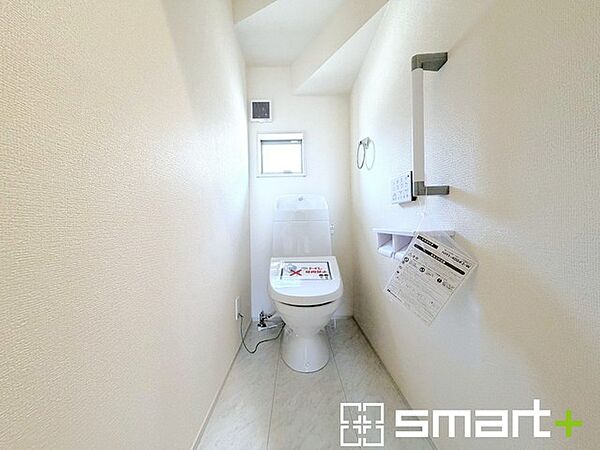 ～やはり便利なタンク式トイレ～ ・最近はタンクレストイレもございますが、タンク式の場合は停電時もお水を流すことが可能。 ・故障時なども比較的費用が安くなるなど、メリットが多くなります。