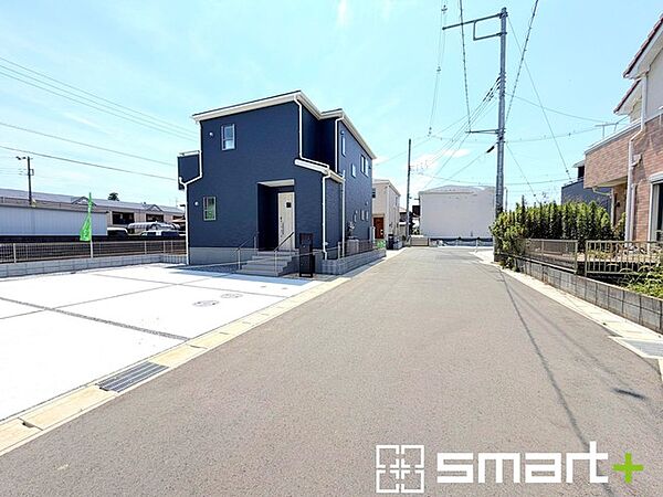 ～閑静な住宅街の立地～ ・周辺は閑静な住宅街となっておりますので、静かな暮らしをご実現いただけます。 ・前面道路の交通量も多くないので、小さなお子様がいるご家庭でもご安心ですね。