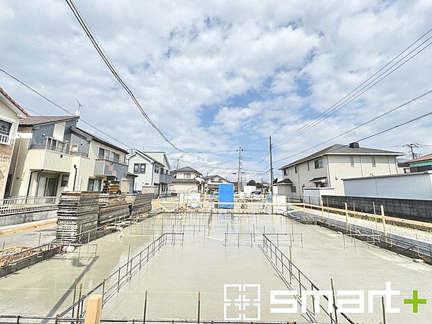 ~ベタ基礎でしっかりとした土台~ ・コンクリートの中に鉄筋を配し強度を高めた「ベタ基礎」を採用。 ・しっかりとした土台を造ったうえで、その上に建物が築造されていきます。