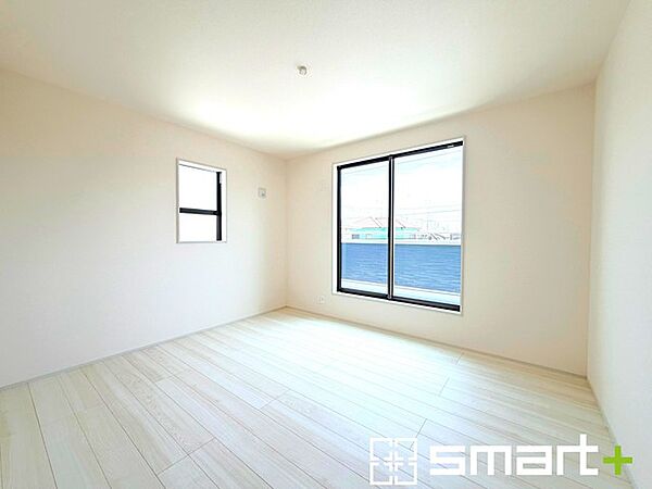 ～2面採光の明るいお部屋～ ・洋室は2面採光とする事で穏やかな陽の入る明るい空間となっております。 ・くつろぎのプライベート時間を明るい空間で穏やかにお過ごしいただけます。