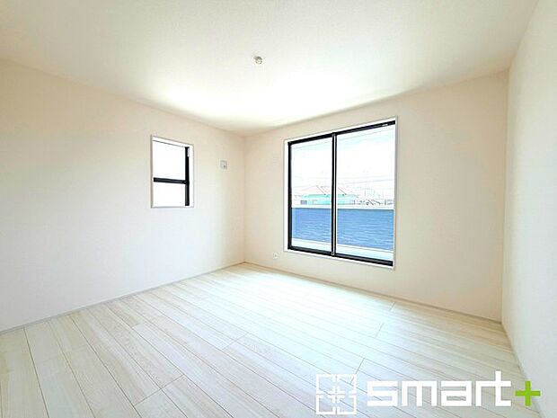 ~2面採光の明るいお部屋~ ・洋室は2面採光とする事で穏やかな陽の入る明るい空間となっております。 ・くつろぎのプライベート時間を明るい空間で穏やかにお過ごしいただけます。
