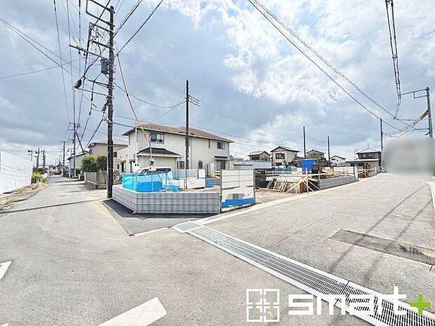 ~開放感ある角地のお住まい~ ・2方向が空く事で開放感のある角地に位置しております。 ・窮屈な感じが無く、ゆったりと暮らせるこの魅力をぜひ現地でご体感くださいませ。
