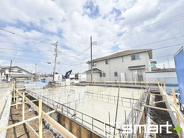 ～ベタ基礎でしっかりとした土台～ ・コンクリートの中に鉄筋を配し強度を高めた「ベタ基礎」を採用。 ・しっかりとした土台を造ったうえで、その上に建物が築造されていきます。 