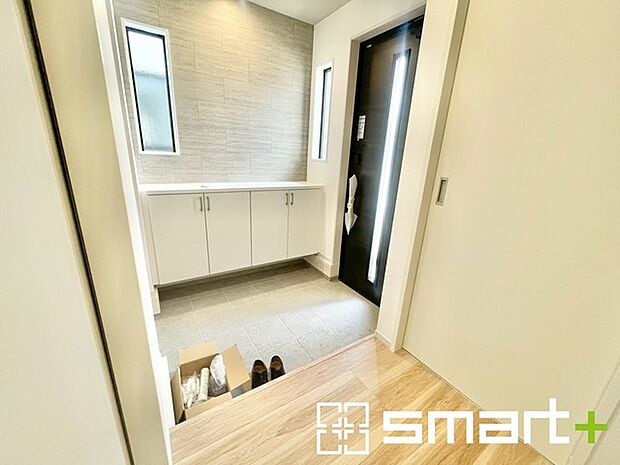 ～十分な容量のシューズボックス～ ・備え付けのシューズボックスは充分な容量を確保。 ・より大型のものへのご変更などご希望の方もお気軽にご相談くださいませ。 