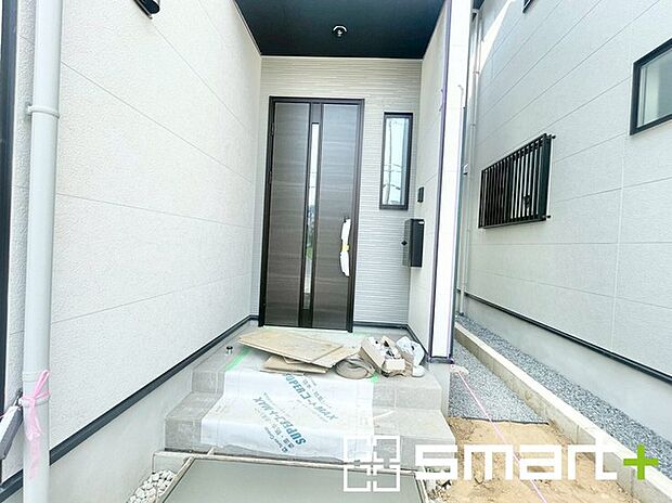 ～お住まいの顔「玄関」～ ・玄関ドアの上にはもちろん軒がございますので、雨の日でも濡れずに鍵の開閉が可能です。 ・鍵は防犯性に優れたディンプルキーを採用。 
