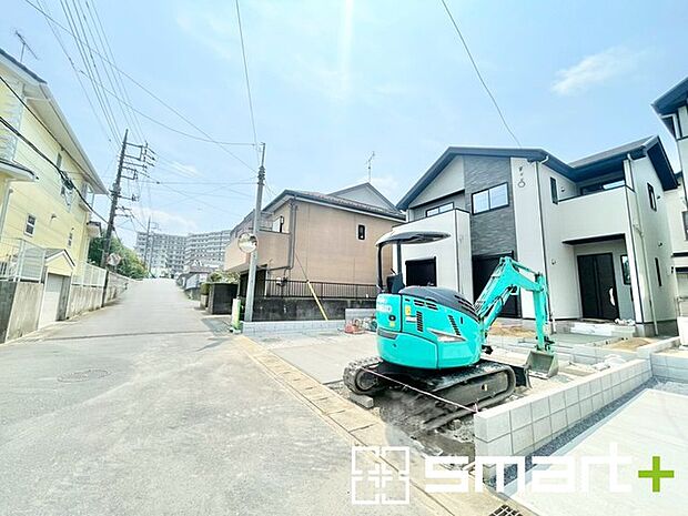 ～十分な広さのある前面道路～ ・前面道路は約6ｍございますので、お車でのすれ違いも楽々で余計なストレスがかかりません。 ・日々お車での移動が多い方には大切なポイントですね。 
