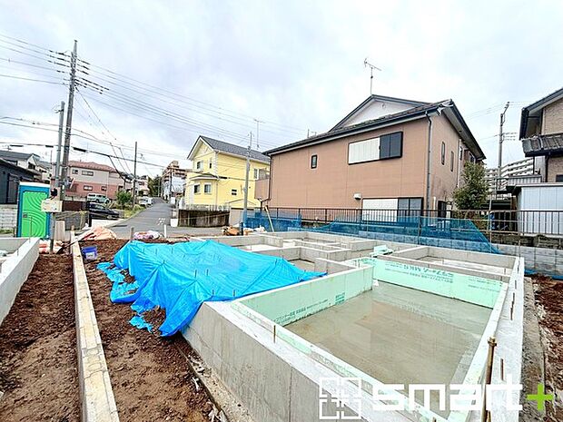 ~ベタ基礎でしっかりとした土台~ ・コンクリートの中に鉄筋を配し強度を高めた「ベタ基礎」を採用。 ・しっかりとした土台を造ったうえで、その上に建物が築造されていきます。