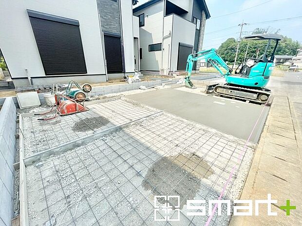 ～駐車場は2台分ご用意～ ・駐車場は2台分ございますので、車通勤の方や複数台お持ちの方にもお勧めのお住まいです。 ・カーポートなどのオプションもお気軽にご相談くださいませ。 