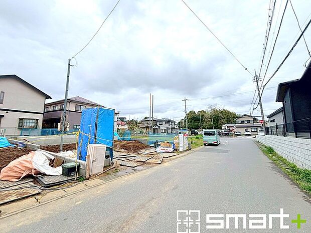 ~閑静な住宅街の立地~ ・周辺は閑静な住宅街となっておりますので、静かな暮らしをご実現いただけます。 ・前面道路の交通量も多くないので、小さなお子様がいるご家庭でもご安心ですね。