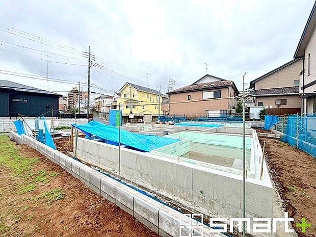 ～ベタ基礎でしっかりとした土台～ ・コンクリートの中に鉄筋を配し強度を高めた「ベタ基礎」を採用。 ・しっかりとした土台を造ったうえで、その上に建物が築造されていきます。 