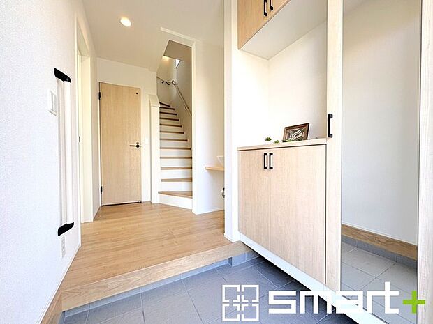 ~収納スペース充実の玄関周り~ ・圧迫感がなくスッキリ広々とした印象の玄関。 ・備え付けのシューズボックスはミラー付なので朝やお出かけ前の身支度チェックに大活躍です。