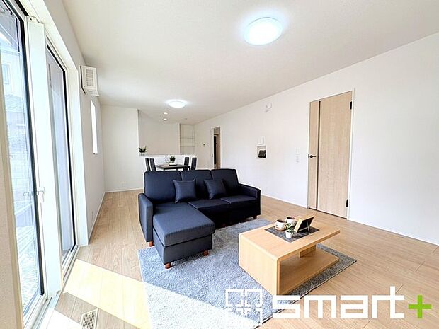 ～窓からはたっぷりの陽光～ ・大きな窓から明るい陽光が舞い込みお部屋全体を心地のよい空間に。 ・料理と洗濯、片付けなど並行して家事を進める時に便利な回遊動線。無駄のない動きで効率もアップ。 