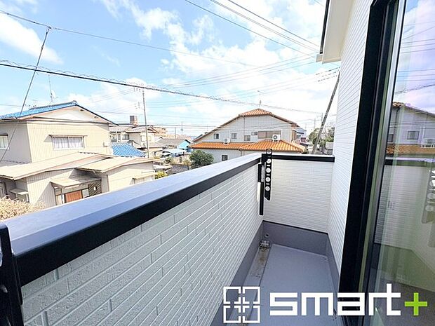 ~洗濯物も干しやすいバルコニー~ ・バルコニーには物干し竿受けが標準装備されております。 ・テラス屋根等のオプションもお気軽にご相談くださいませ。