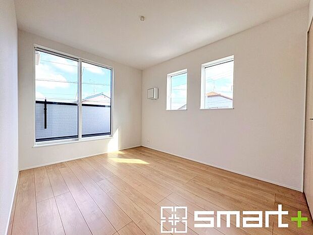 ～バルコニーに面した洋室～ ・バルコニー側の大きな窓から穏やかな陽が差し込む明るい洋室。 ・収納スペースも付いているのでお子様のお部屋にもぴったりです。