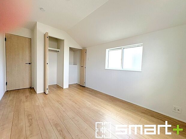 ～日当たり良好の明るい洋室～ ・穏やかな陽だまりに包まれる居心地の良い洋室。 ・明るい空間で穏やかにお過ごしいただけます。 