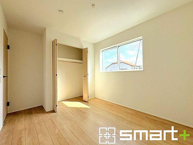 ～自然な風合いの洋室～ ・ナチュラルな色彩で纏められた洋室は家具のコーディネートもしやすくなっております。 ・どんな家具にするか考えるだけでも楽しくなってきますね。 