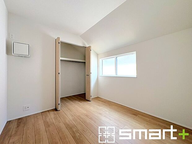 ～オプション施行もお任せください～ ・フローリングの変色など劣化を軽減し、水をこぼした場合などにも防いでくれるフロアコーテイングが人気となっております。 ・オプション施行もお任せください。 