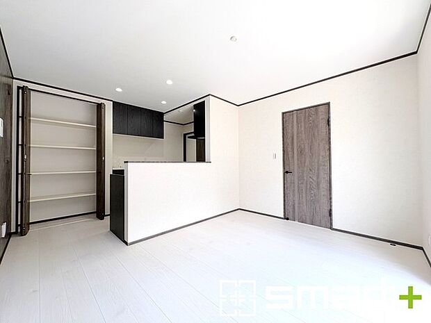 ～窓からはたっぷりの陽光～ ・穏やかな陽だまりに包まれる居心地の良いＬＤＫは、ご家族が自然と集まる憩いのスペースに。 ・家事をしながらご家族との会話が楽しめる人気のカウンターキッチンも魅力。 