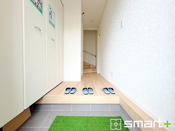 ～十分な容量のシューズボックス～ ・備え付けのシューズボックスは充分な容量を確保。 ・より大型のものへのご変更などご希望の方もお気軽にご相談くださいませ。