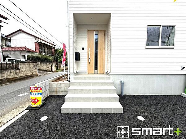～お住まいの顔「玄関」～ ・玄関ドアの上にはもちろん軒がございますので、雨の日でも濡れずに鍵の開閉が可能です。 ・鍵は防犯性に優れたディンプルキーを採用。