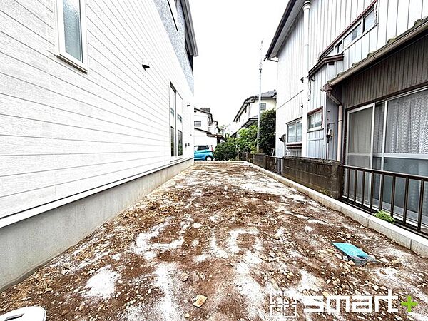 ～お庭もある余裕の敷地～ ・広々した敷地にはお庭もご用意。お庭があるだけで余裕を感じますね。 ・防草シートや人工芝の敷設などのオプションもお気軽にご相談くださいませ。
