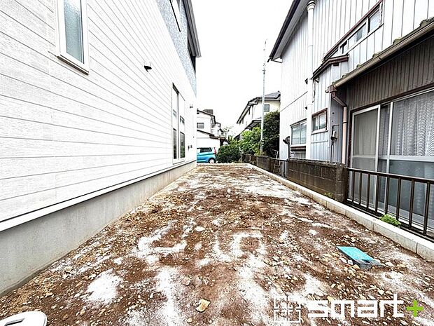 ~お庭もある余裕の敷地~ ・広々した敷地にはお庭もご用意。お庭があるだけで余裕を感じますね。 ・防草シートや人工芝の敷設などのオプションもお気軽にご相談くださいませ。