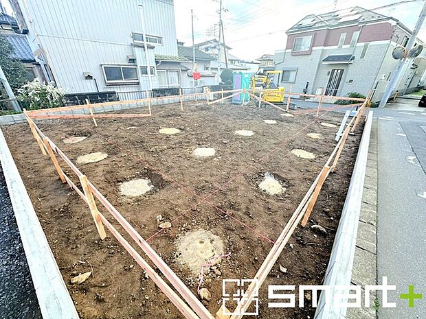 ~ベタ基礎でしっかりとした土台~ ・コンクリートの中に鉄筋を配し強度を高めた「ベタ基礎」を採用。 ・しっかりとした土台を造ったうえで、その上に建物が築造されていきます。