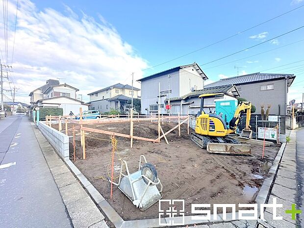 ～閑静な住宅街の立地～ ・周辺は閑静な住宅街となっておりますので、静かな暮らしをご実現いただけます。 ・前面道路の交通量も多くないので、小さなお子様がいるご家庭でもご安心ですね。 