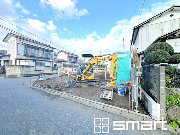 ~開放感ある角地のお住まい~ ・2方向が空く事で開放感のある角地に位置しております。 ・窮屈な感じが無く、ゆったりと暮らせるこの魅力をぜひ現地でご体感くださいませ。