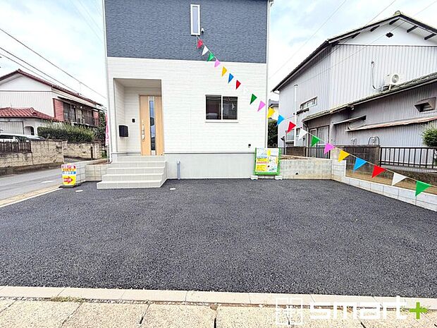 ~駐車場は2台分ご用意~ ・駐車場は2台分ございますので、車通勤の方や複数台お持ちの方にもお勧めのお住まいです。 ・カーポートなどのオプションもお気軽にご相談くださいませ。