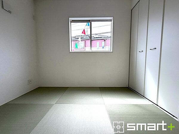 ～使い勝手の良い「和洋室」～ ・畳敷きに建具は洋風、というハイブリッド型の「和洋室」。和室と洋室の良い所を組み合わせたお部屋です。 ・やはり畳の香りは心が落ち着きますね。