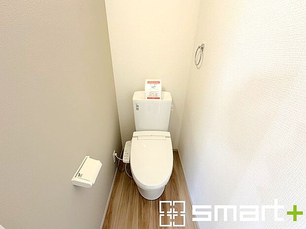~やはり便利なタンク式トイレ~ ・最近はタンクレストイレもございますが、タンク式の場合は停電時もお水を流すことが可能。 ・故障時なども比較的費用が安くなるなど、メリットが多くなります。
