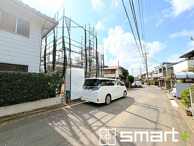 ～十分な広さのある前面道路～ ・前面道路は約6ｍございますので、お車でのすれ違いも楽々で余計なストレスがかかりません。 ・日々お車での移動が多い方には大切なポイントですね。 