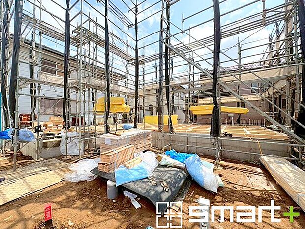 ～ベタ基礎でしっかりとした土台～ ・コンクリートの中に鉄筋を配し強度を高めた「ベタ基礎」を採用。 ・しっかりとした土台を造ったうえで、その上に建物が築造されていきます。 