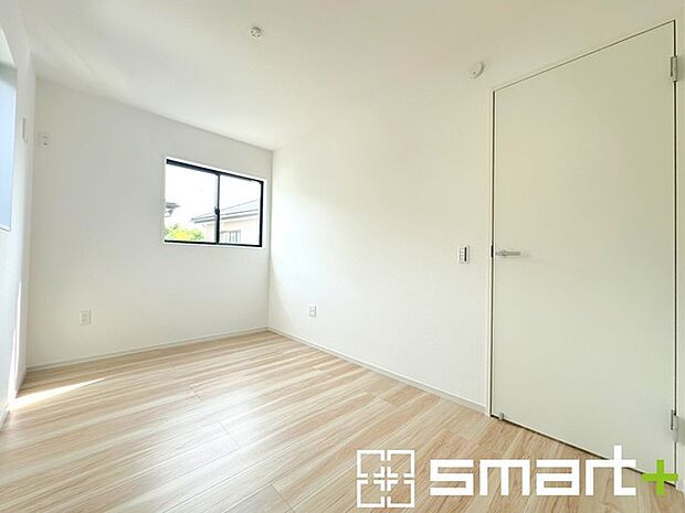 ~2面採光の明るいお部屋~ ・洋室は2面採光とする事で穏やかな陽の入る明るい空間となっております。 ・くつろぎのプライベート時間を明るい空間で穏やかにお過ごしいただけます。