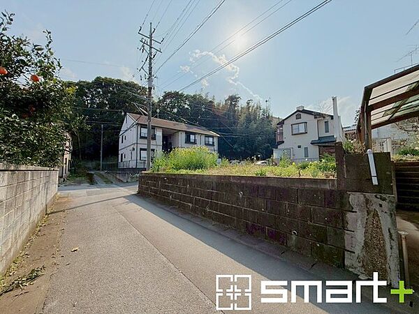～十分な広さのある前面道路～ ・前面道路は約4.0ｍございますので、お車でのすれ違いも可能で余計なストレスがかかりません。 ・日々お車での移動が多い方には大切なポイントですね。