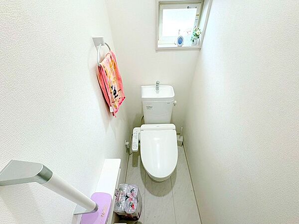 ～やはり便利なタンク式トイレ～ ・最近はタンクレストイレもございますが、タンク式の場合は停電時もお水を流すことが可能。 ・故障時なども比較的費用が安くなるなど、メリットが多くなります。