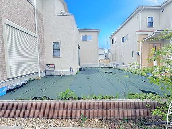 ～広々したお庭のある邸宅～ ・余裕の敷地には広いお庭もご用意。 ・ガーデニングや安らぎの空間として、倉庫を置いたりと様々な活用が可能です。 ・人工芝の敷設などもお気軽にご相談くださいませ。